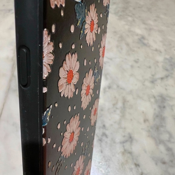 4️⃣for $35/ $10 each, Various iPhone SE phone cases - Picture 6 of 16